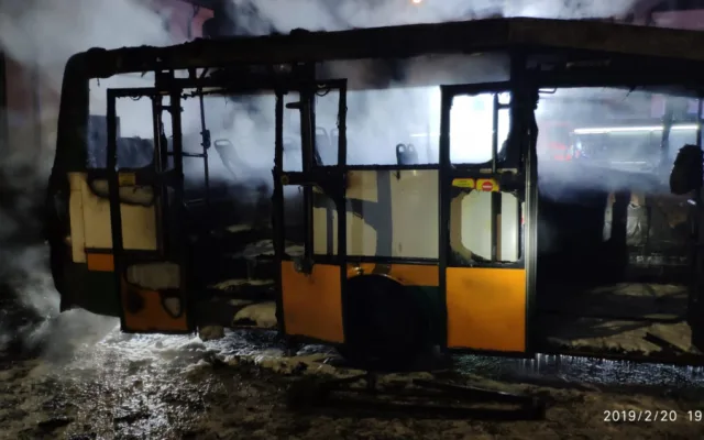 Z autobusu zbyl vrak