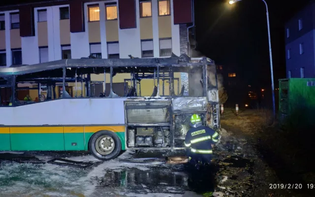 Z autobusu zbyl vrak