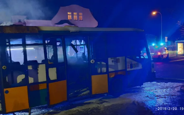 Z autobusu zbyl vrak