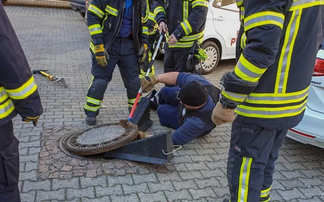 Hasiči v Německu zachránili uvízlého potkana.