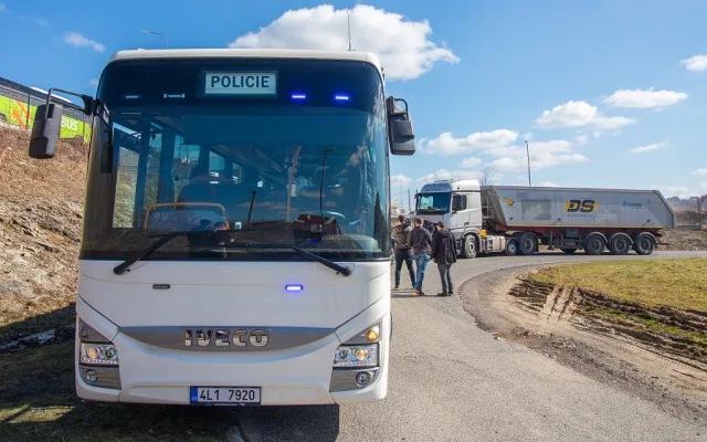 Policisté si posvítili na řidiče v novém autobuse