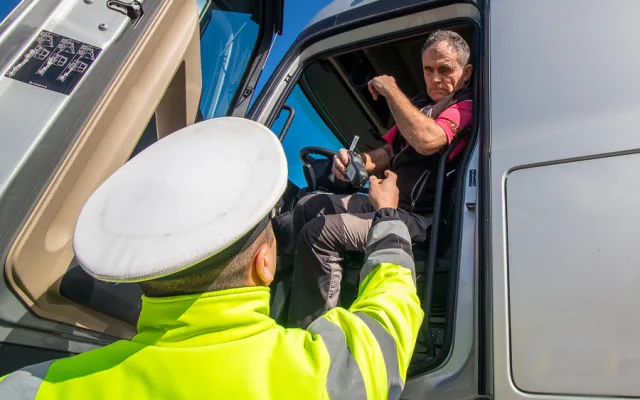 Policisté si posvítili na řidiče v novém autobuse
