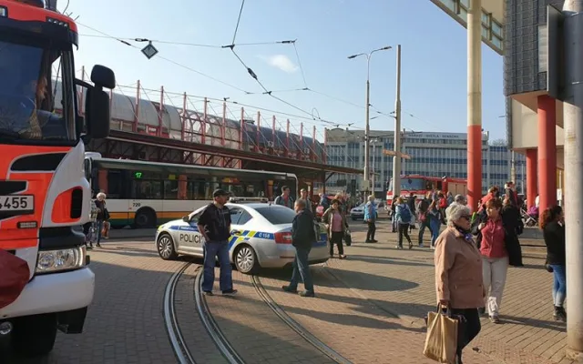 U Fora zasahují kvůli údajné bombě hasiči i policisté.