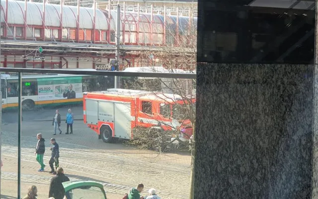 U Fora zasahují kvůli údajné bombě hasiči i policisté.