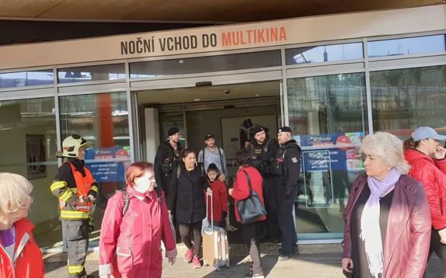U Fora zasahují kvůli údajné bombě hasiči i policisté.