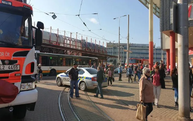 U Fora zasahují kvůli údajné bombě hasiči i policisté.