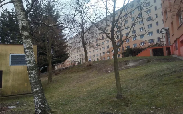 Sídliště na Broumovské a Gagarince prokoukla, došlo na kácení i prořezávání.