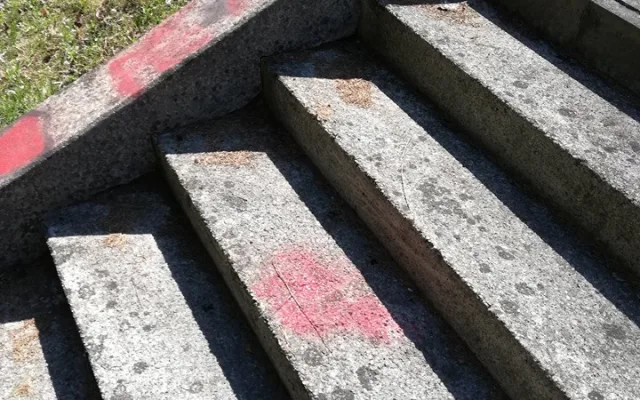 Poničený památník