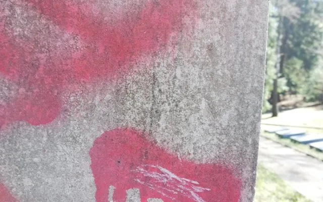 Poničený památník