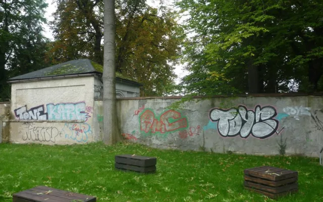 Takto vypadal park před opravou zdí.