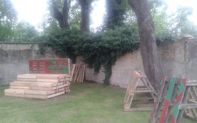 Takto vypadal park před opravou zdí.