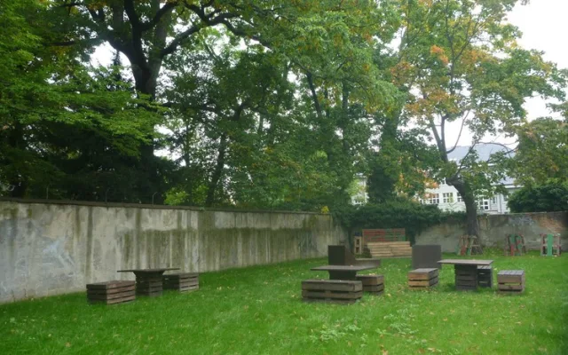 Takto vypadal park před opravou zdí.
