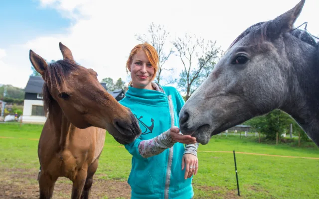 Ester Rišková se rozhodla pomáhat ex-dostihovým koním, kteří by jinak skončili na jatkách.