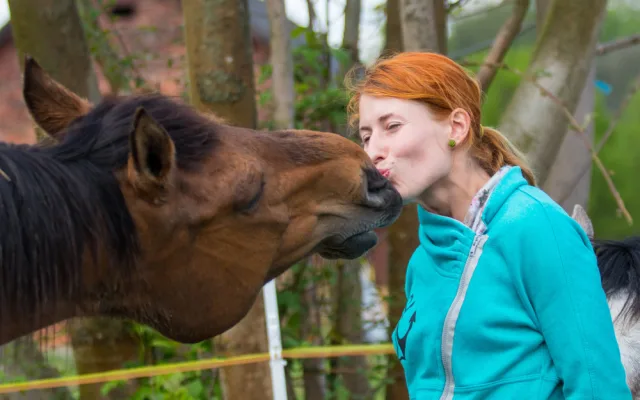 Ester Rišková se rozhodla pomáhat ex-dostihovým koním, kteří by jinak skončili na jatkách.