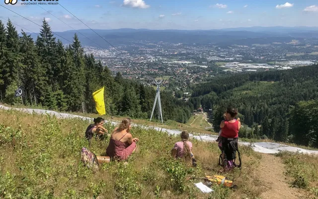 Na sjezdovce pod Ještědem se objevilo logo hnutí Extinction Rebellion