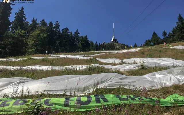 Na sjezdovce pod Ještědem se objevilo logo hnutí Extinction Rebellion
