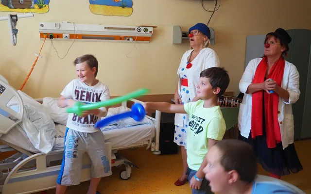 Zdravotní klaunky navštěvují Krajskou nemocnici v Liberci pravidelně.