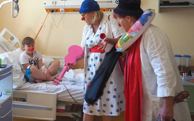 Zdravotní klaunky navštěvují Krajskou nemocnici v Liberci pravidelně.