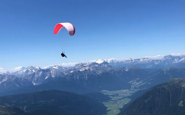 Pohledy, které se naskytnou při paraglidingu, jsou neskutečné.