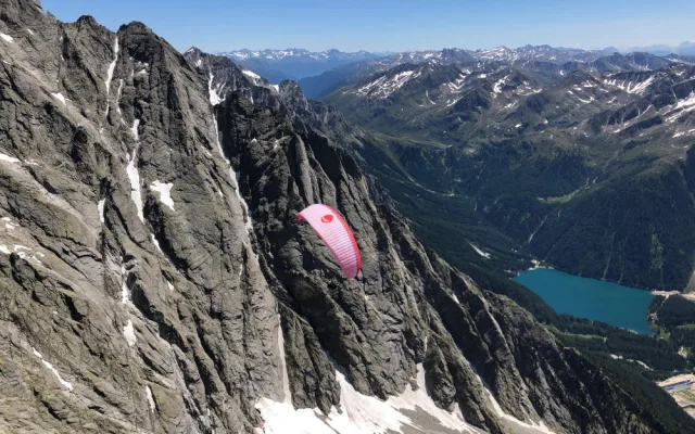 Pohledy, které se naskytnou při paraglidingu, jsou neskutečné.