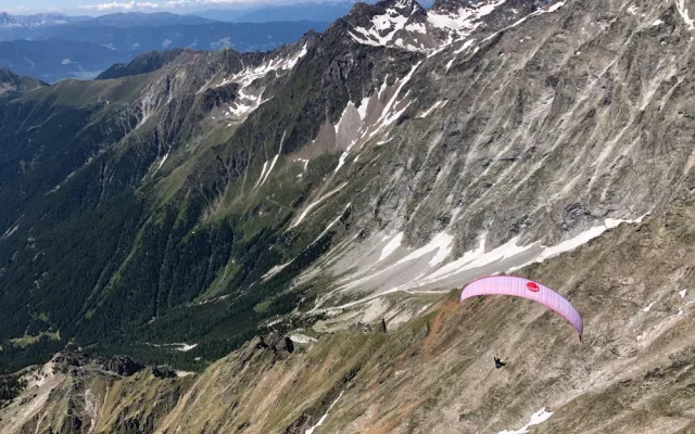 Pohledy, které se naskytnou při paraglidingu, jsou neskutečné.