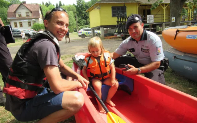 Policisté kontrolovali vodáky na Malé Skále.
