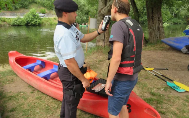 Policisté kontrolovali vodáky na Malé Skále.