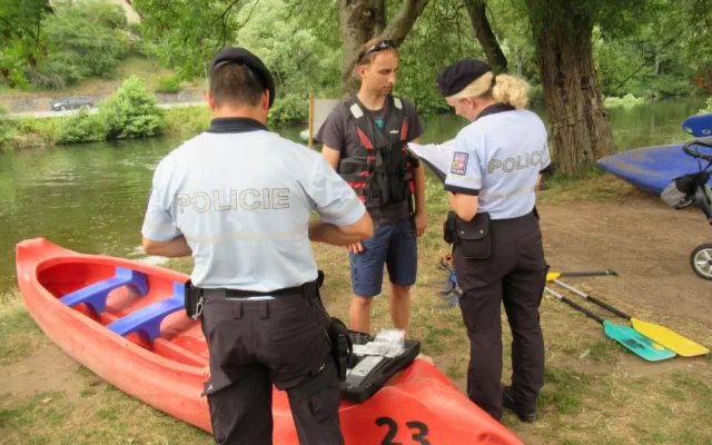Policisté kontrolovali vodáky na Malé Skále.