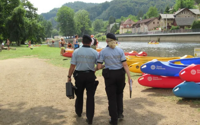Policisté kontrolovali vodáky na Malé Skále.