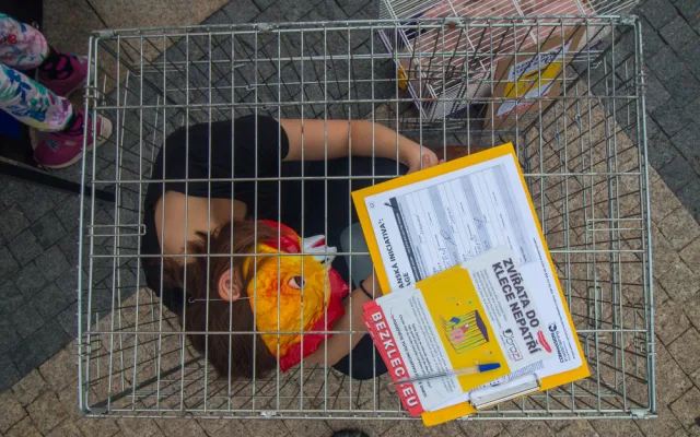 Dnešní akce na Benešáku zaměřená na boj proti klecovým chovům.