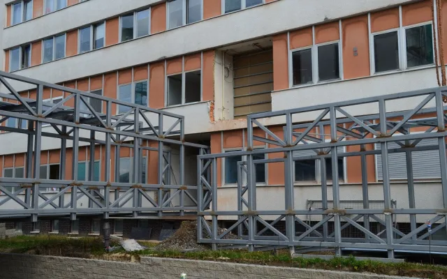 Instalace propojovacích chodeb.