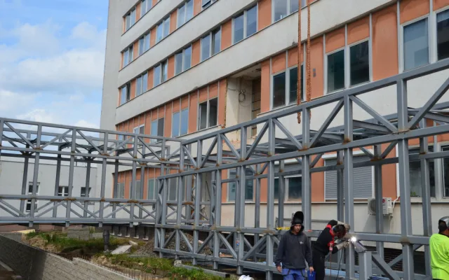 Instalace propojovacích chodeb.