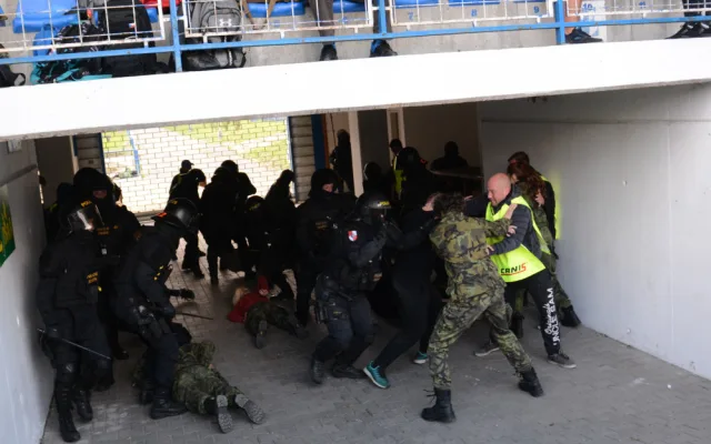 FOTO, VIDEO: Pořádková jednotka v akci. Cvičila vyklizení sektoru na stadionu U Nisy