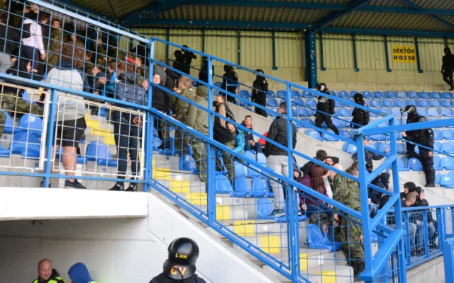FOTO, VIDEO: Pořádková jednotka v akci. Cvičila vyklizení sektoru na stadionu U Nisy