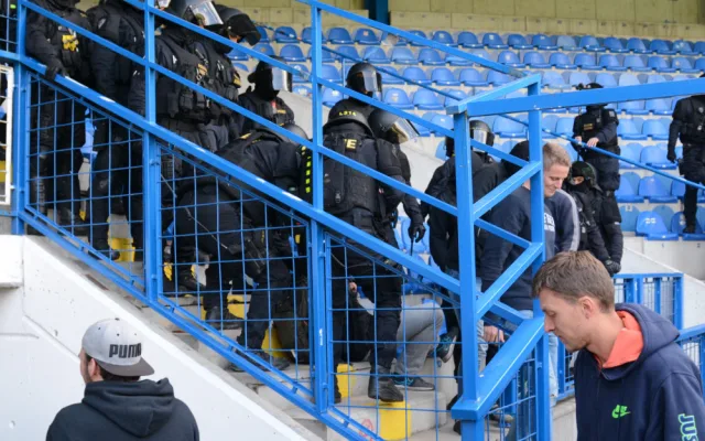 FOTO, VIDEO: Pořádková jednotka v akci. Cvičila vyklizení sektoru na stadionu U Nisy