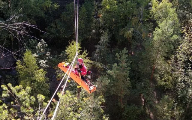Snímek z 24 hodinového výcviku hasičů v Klokočských skalách.