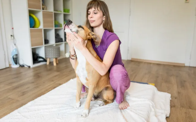 Fyzioterapeutka Barbora Šulcová při práci.