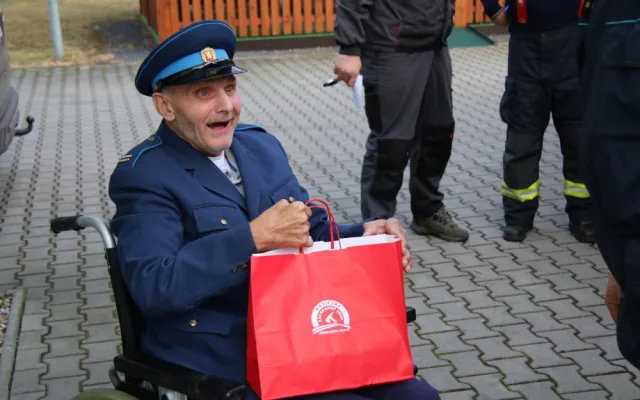 Hasiči splnili přání panu Miroslavovi.