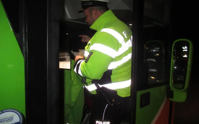 Policisté a celníci si posvítili na autobusy.