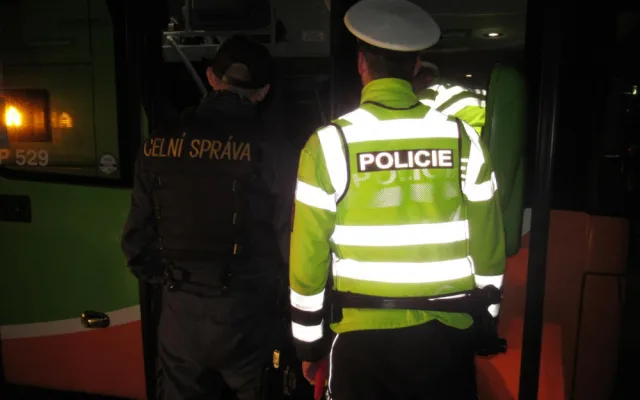 Policisté a celníci si posvítili na autobusy.
