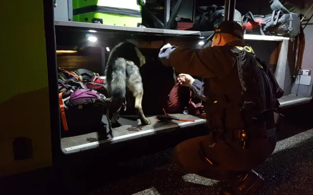 Policisté a celníci si posvítili na autobusy.