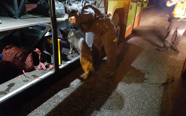 Policisté a celníci si posvítili na autobusy.