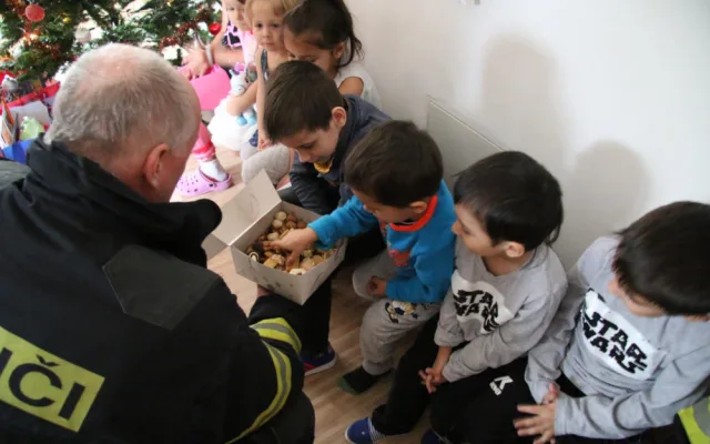 ViDěti měly z návštěvy hasičů ohromnou radost.ewImage (2)
