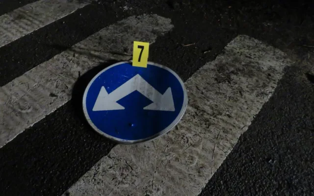 Nezvládl projet rádelskou křižovatku a havaroval.