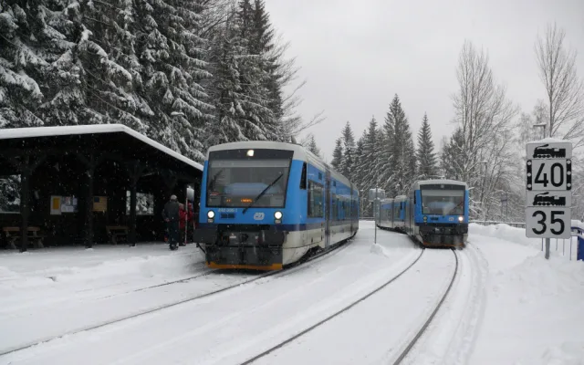 Harrachov-2xStadler_zastávka_zima_2017-12
