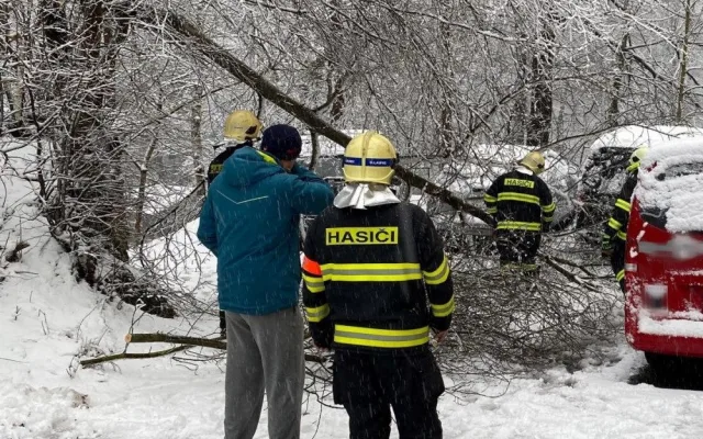 Sníh komplikoval od ranních hodin situaci na silnicích.