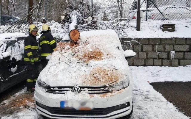 Sníh komplikoval od ranních hodin situaci na silnicích.