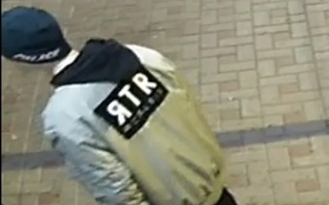 Policisté hledají svědky na fotografiích.