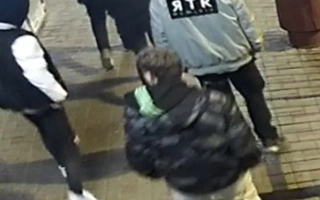 Policisté hledají svědky na fotografiích.
