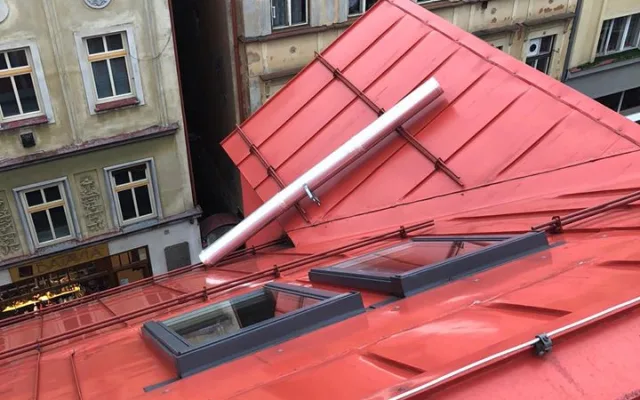 Hasiči uzavřeli Pražskou. Na střeše jednoho z domů se ulomil komín